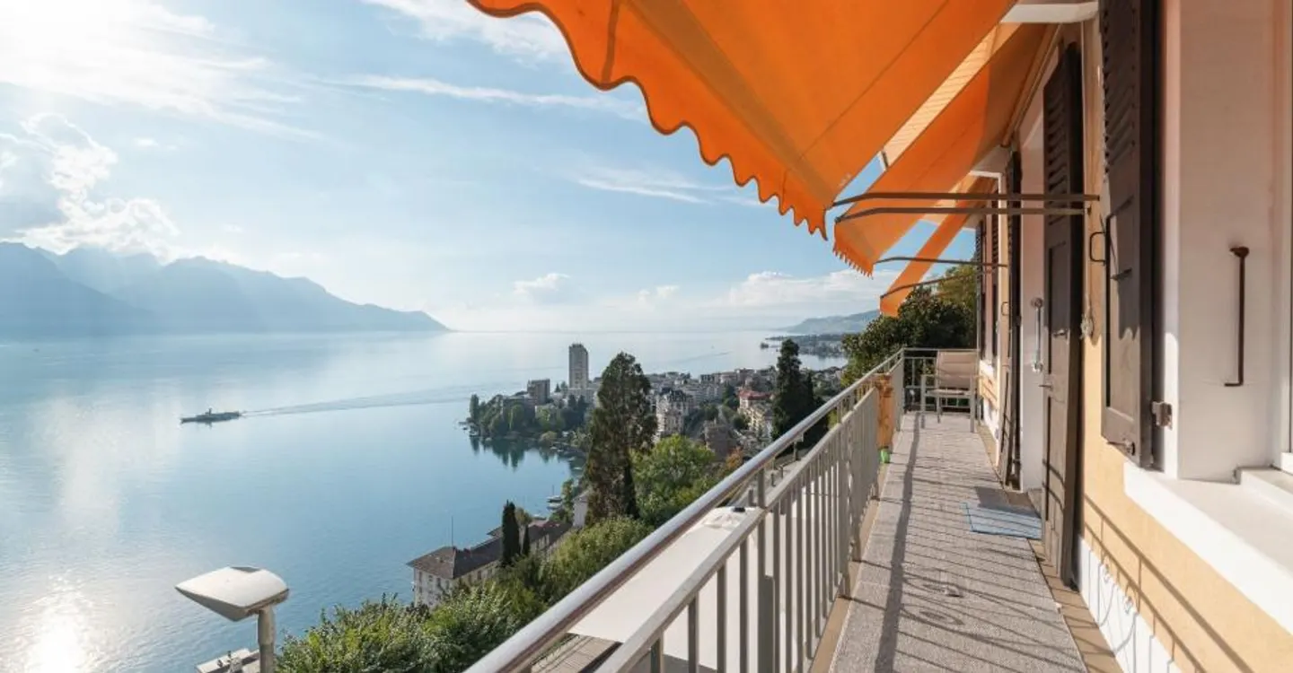 Character house with 3 apartments and panoramic view of Lake Geneva - Photo 1 of 14