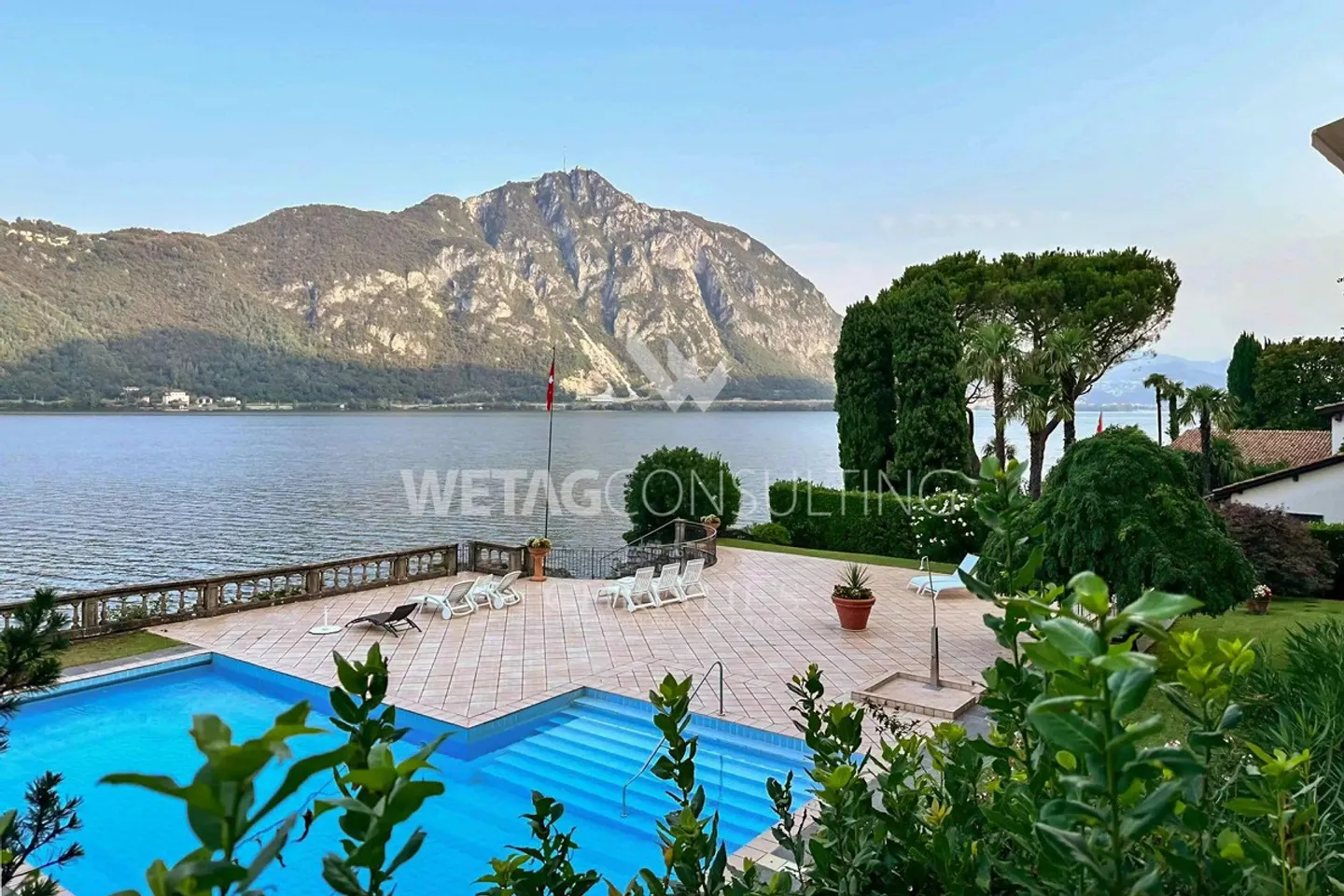 Lugano-Bissone: Appartamento con accesso diretto al lago, piscina all'aperto, vista lago e posto barca in vendita - Foto 1 di 13