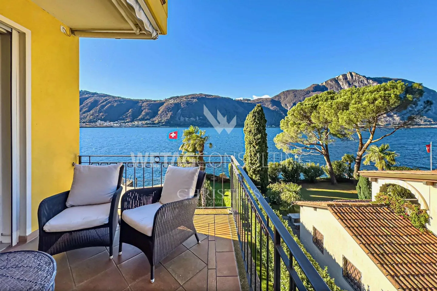 Lugano-Bissone: Appartamento con accesso diretto al lago, piscina all'aperto, vista lago e posto barca in vendita - Foto 2 di 13