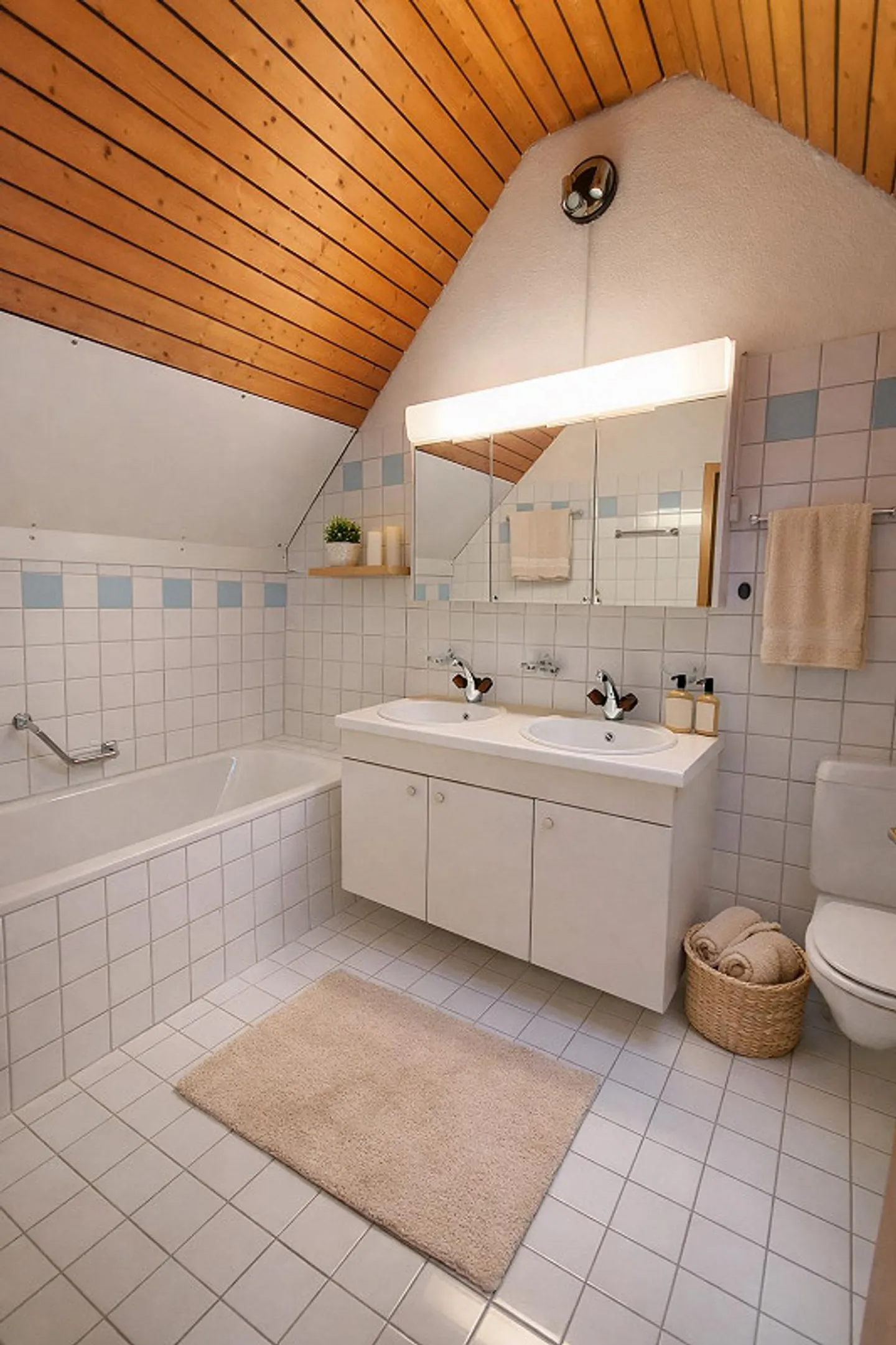 Ampio appartamento di 4.5 stanze (maisonette) - con piccolo balcone francese - Foto 5 di 11