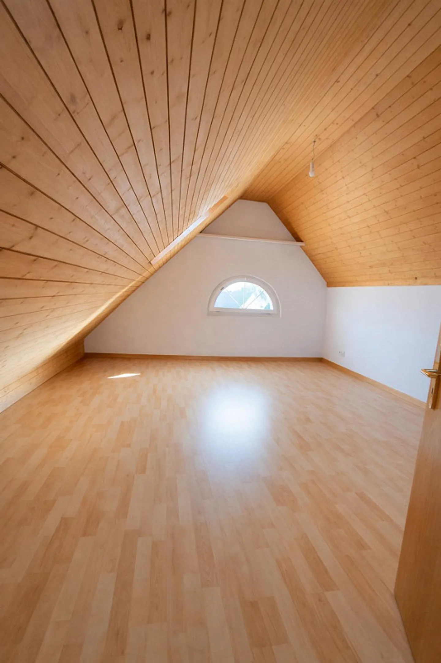 Ampio appartamento di 4.5 stanze (maisonette) - con piccolo balcone francese - Foto 7 di 11