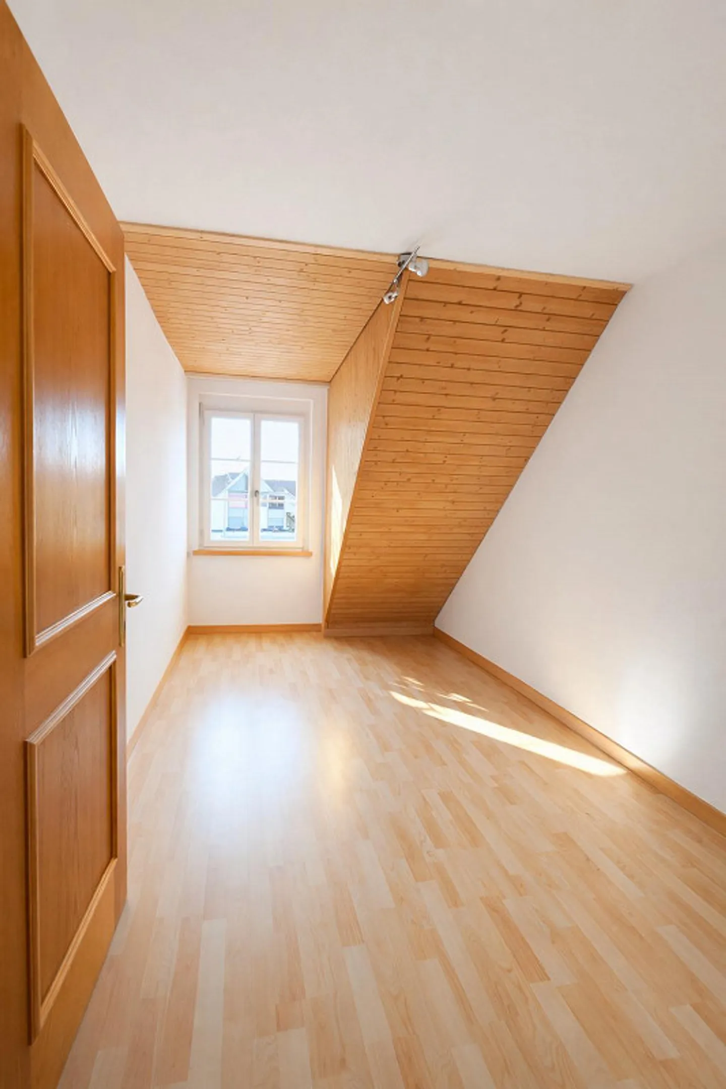 Ampio appartamento di 4.5 stanze (maisonette) - con piccolo balcone francese - Foto 8 di 11