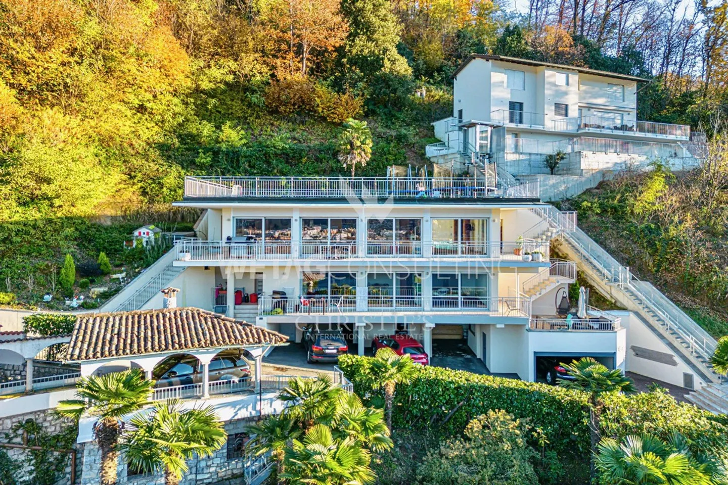 Ampia terrazza panoramica e vista mozzafiato sul lago: moderno appartamento attico in vendita a Montagnola - Foto 2 di 12
