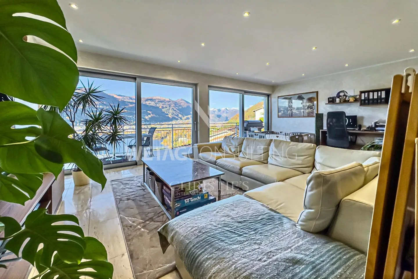Ampia terrazza panoramica e vista mozzafiato sul lago: moderno appartamento attico in vendita a Montagnola - Foto 4 di 12