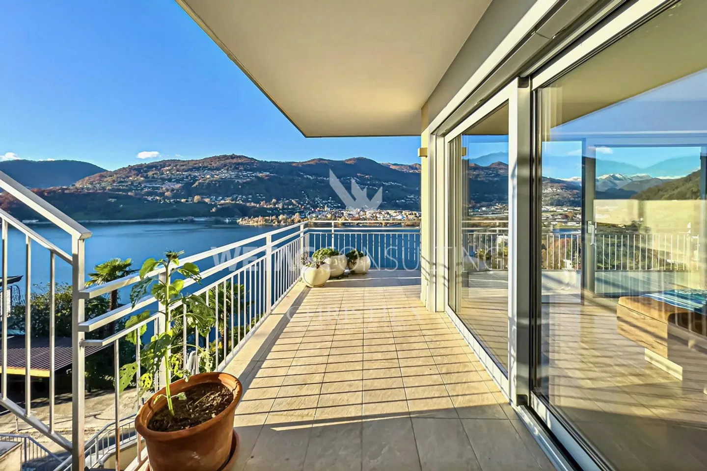 Ampia terrazza panoramica e vista mozzafiato sul lago: moderno appartamento attico in vendita a Montagnola - Foto 6 di 12