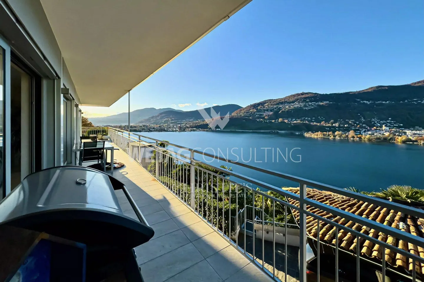 Ampia terrazza panoramica e vista mozzafiato sul lago: moderno appartamento attico in vendita a Montagnola - Foto 10 di 12