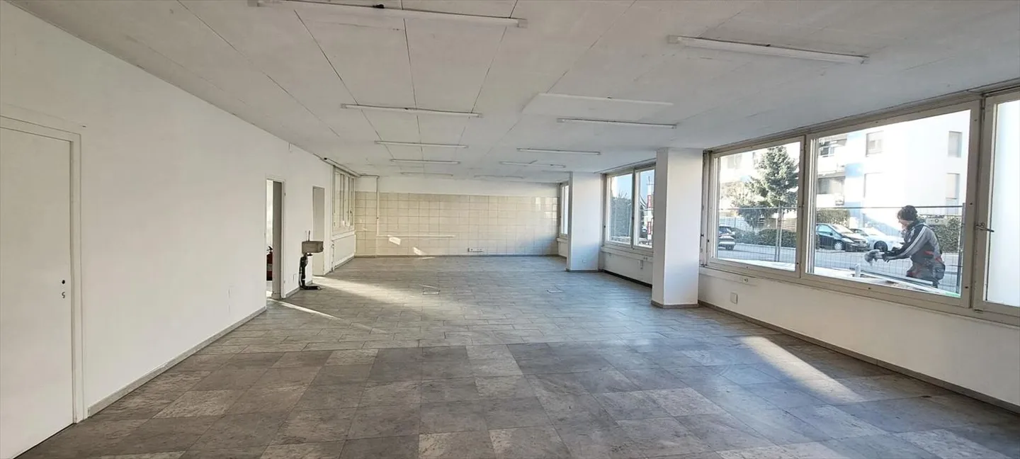 Bienne, große Verkaufsfläche von 5,5 Zimmern im Erdgeschoss in einem belebten Gebiet - Foto 3 von 8