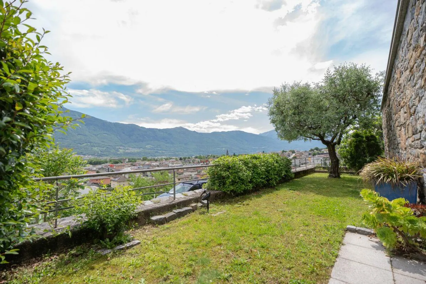 We are selling a beautiful villa in Monte Carasso - Photo 3 of 17