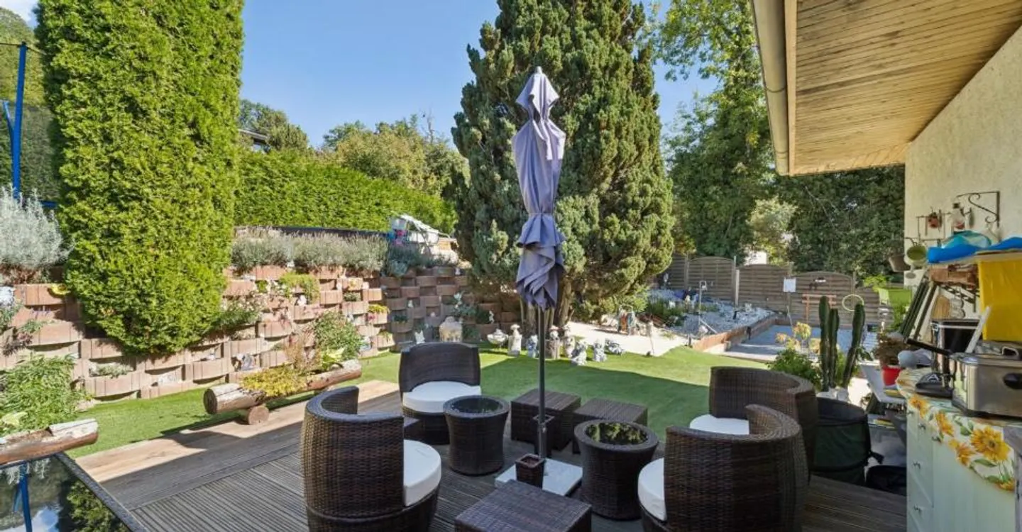 Individual villa with pool and beautiful exteriors - Photo 10 of 13