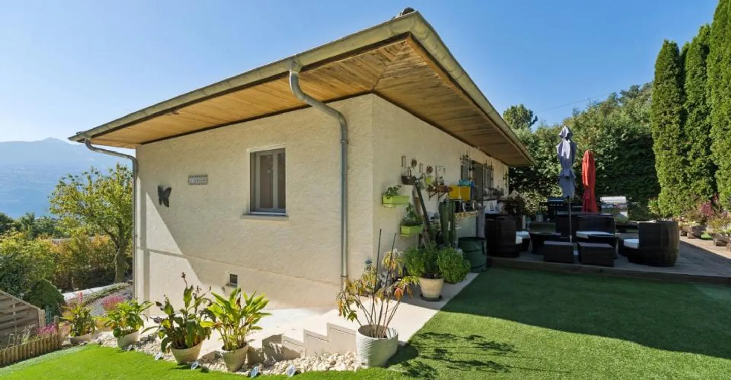 Individual villa with pool and beautiful exteriors - Photo 11 of 13
