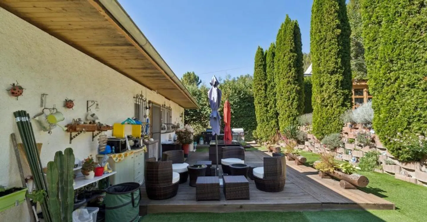 Individual villa with pool and beautiful exteriors - Photo 12 of 13