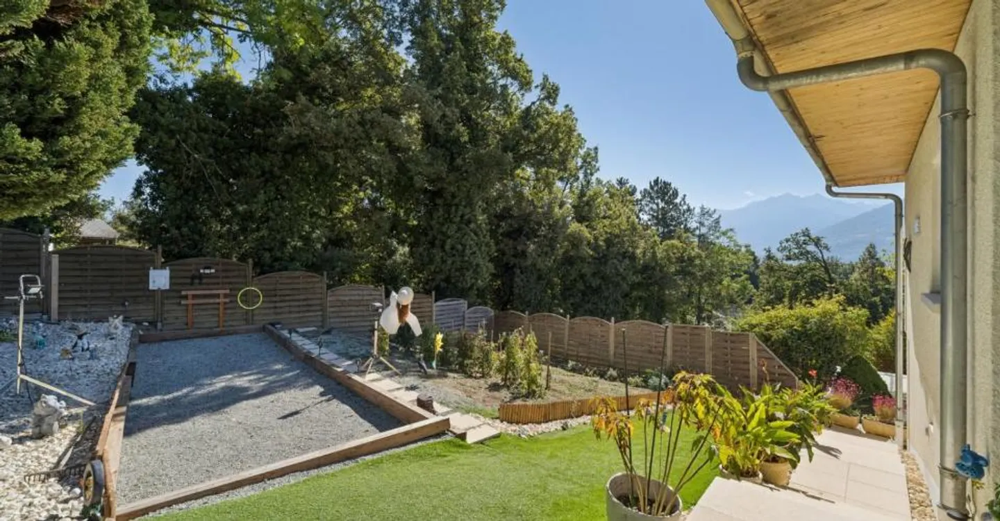 Individual villa with pool and beautiful exteriors - Photo 13 of 13
