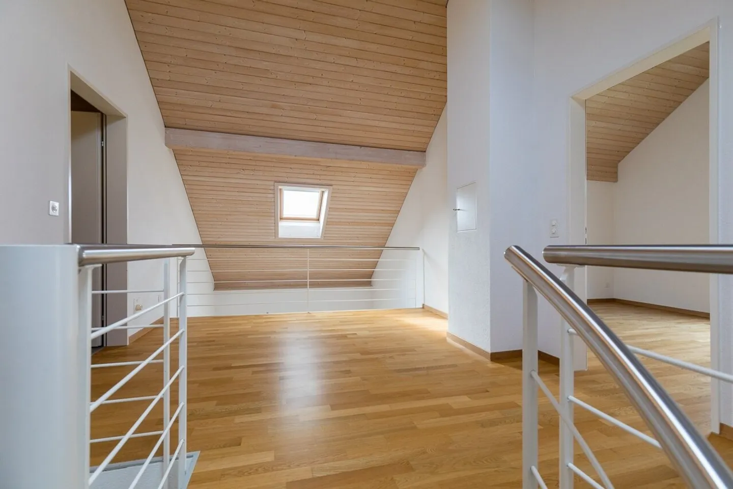 Ampio appartamento di 4,5 stanze all'ultimo piano - Foto 4 di 9