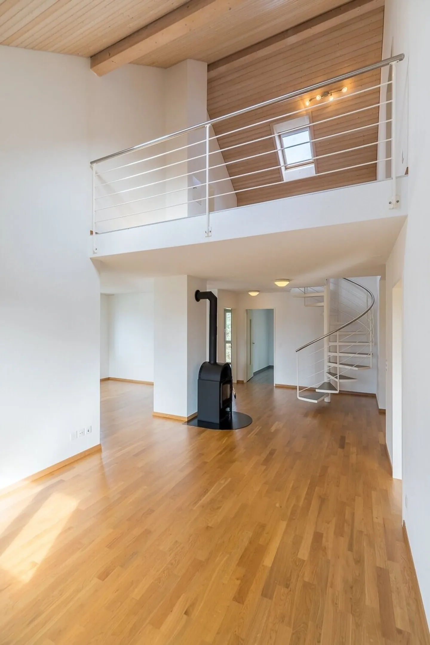 Ampio appartamento di 4,5 stanze all'ultimo piano - Foto 7 di 9