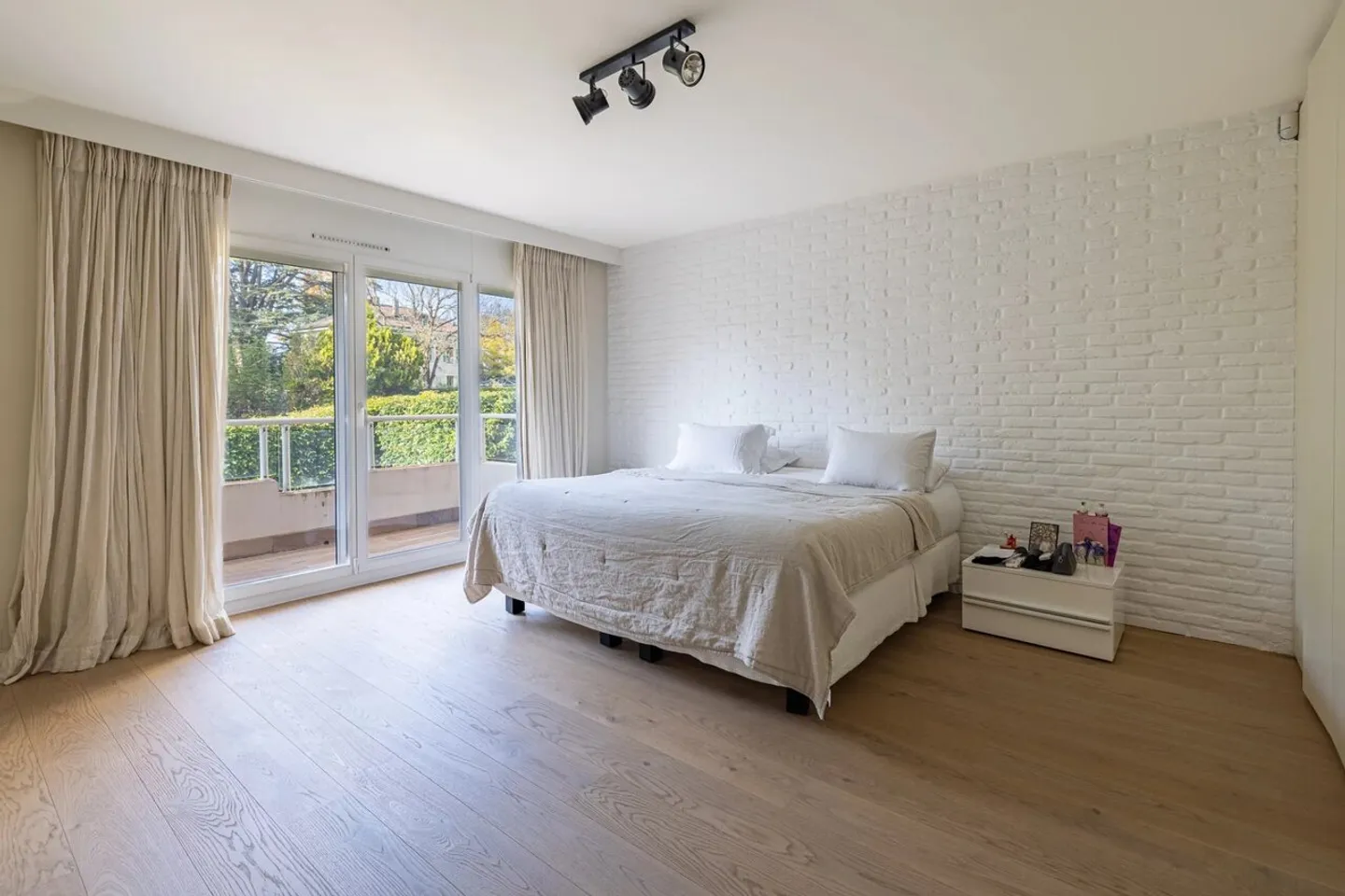 Elegance and Serenity in Cologny - Exceptional Apartment with Terraces - Photo 8 of 11