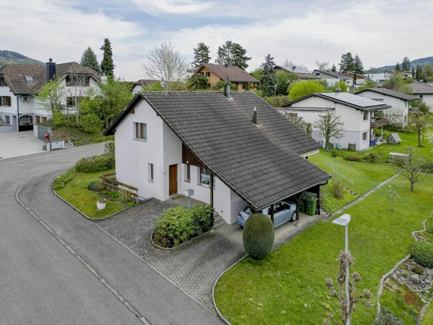 Detached single-family house with spacious garden and perfect sunlight - Photo 1 of 11