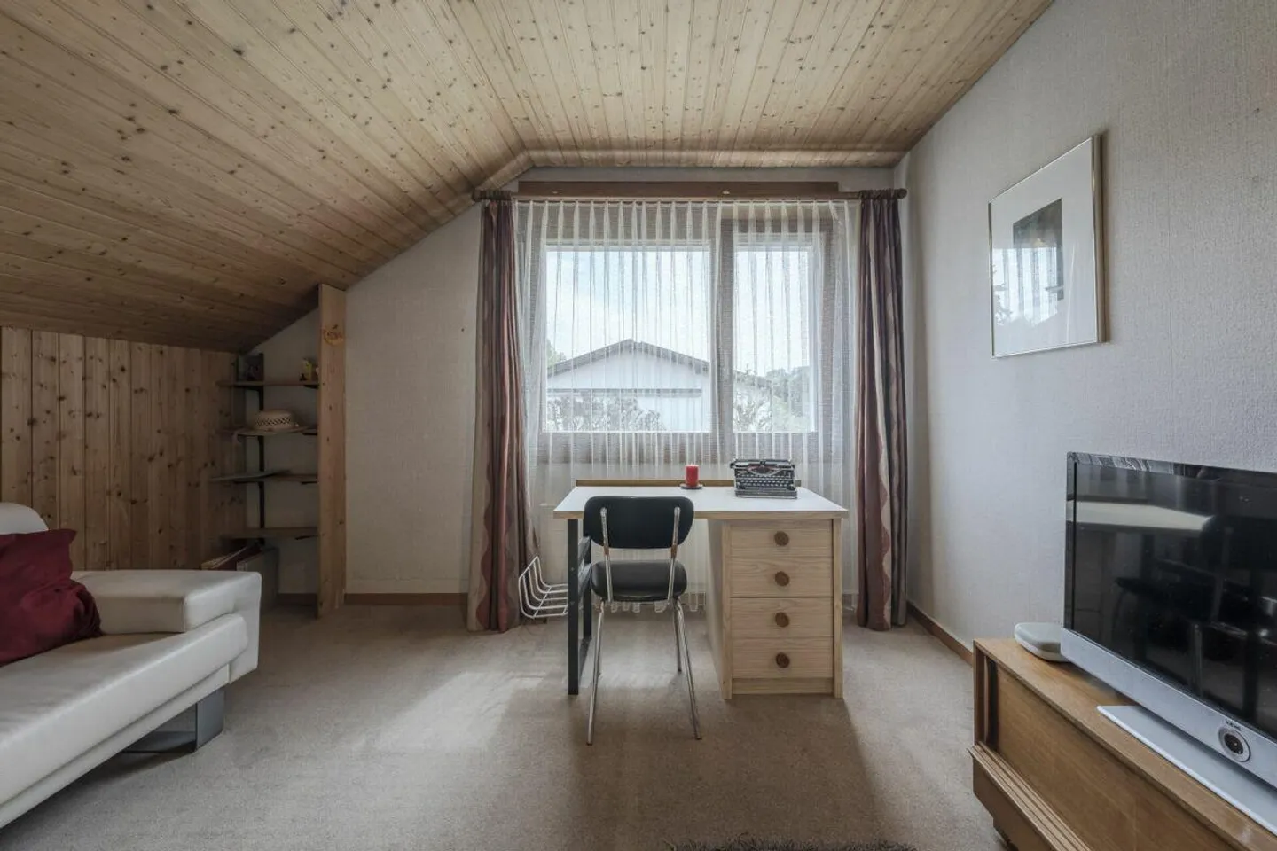 Detached single-family house with spacious garden and perfect sunlight - Photo 4 of 11