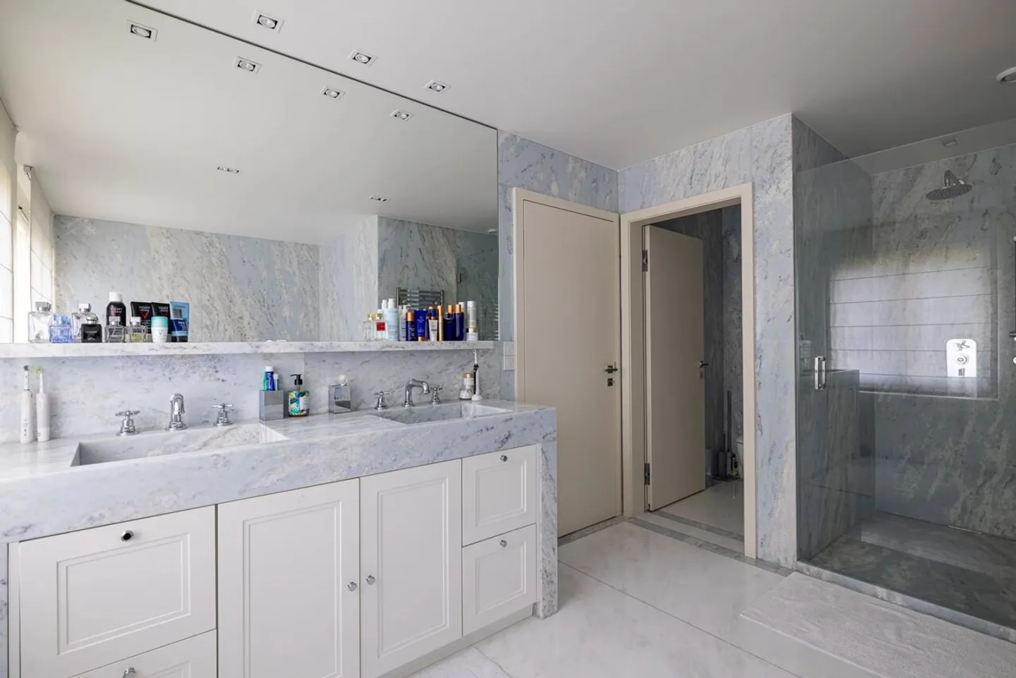 Elegance and Serenity in Cologny - Exceptional Apartment with Terraces - Photo 10 of 11