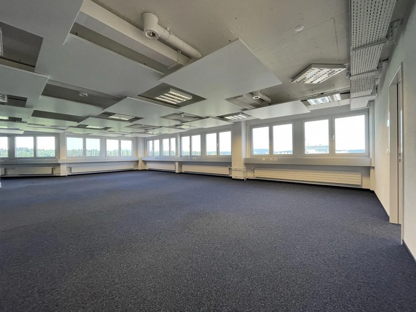 Bureaux récemment rénovés - Photo 3 sur 8