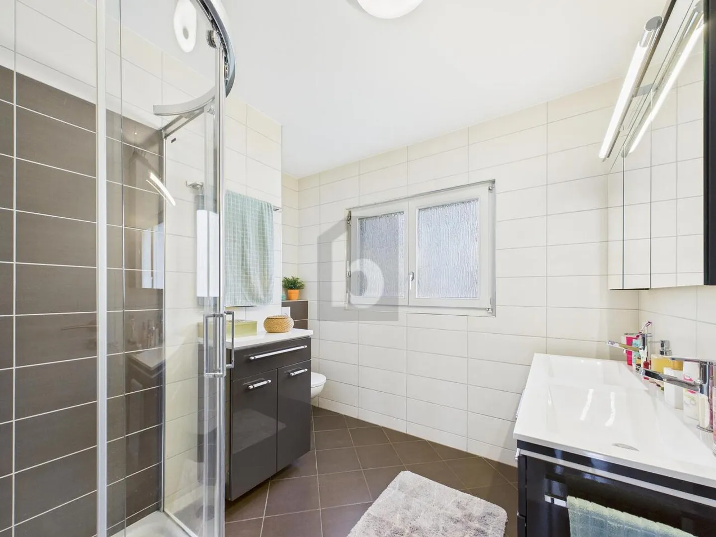 SPACIOUS AND BRIGHT WITH A MAGNIFICENT VIEW - Photo 4 of 6