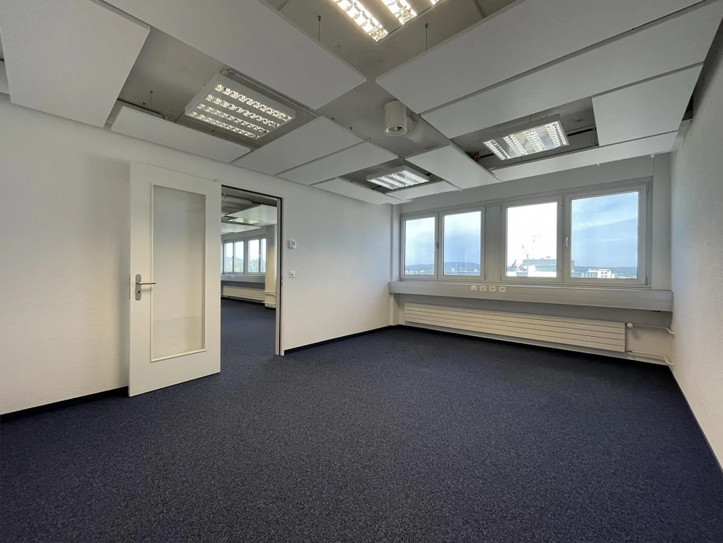 Bureaux récemment rénovés - Photo 2 sur 8