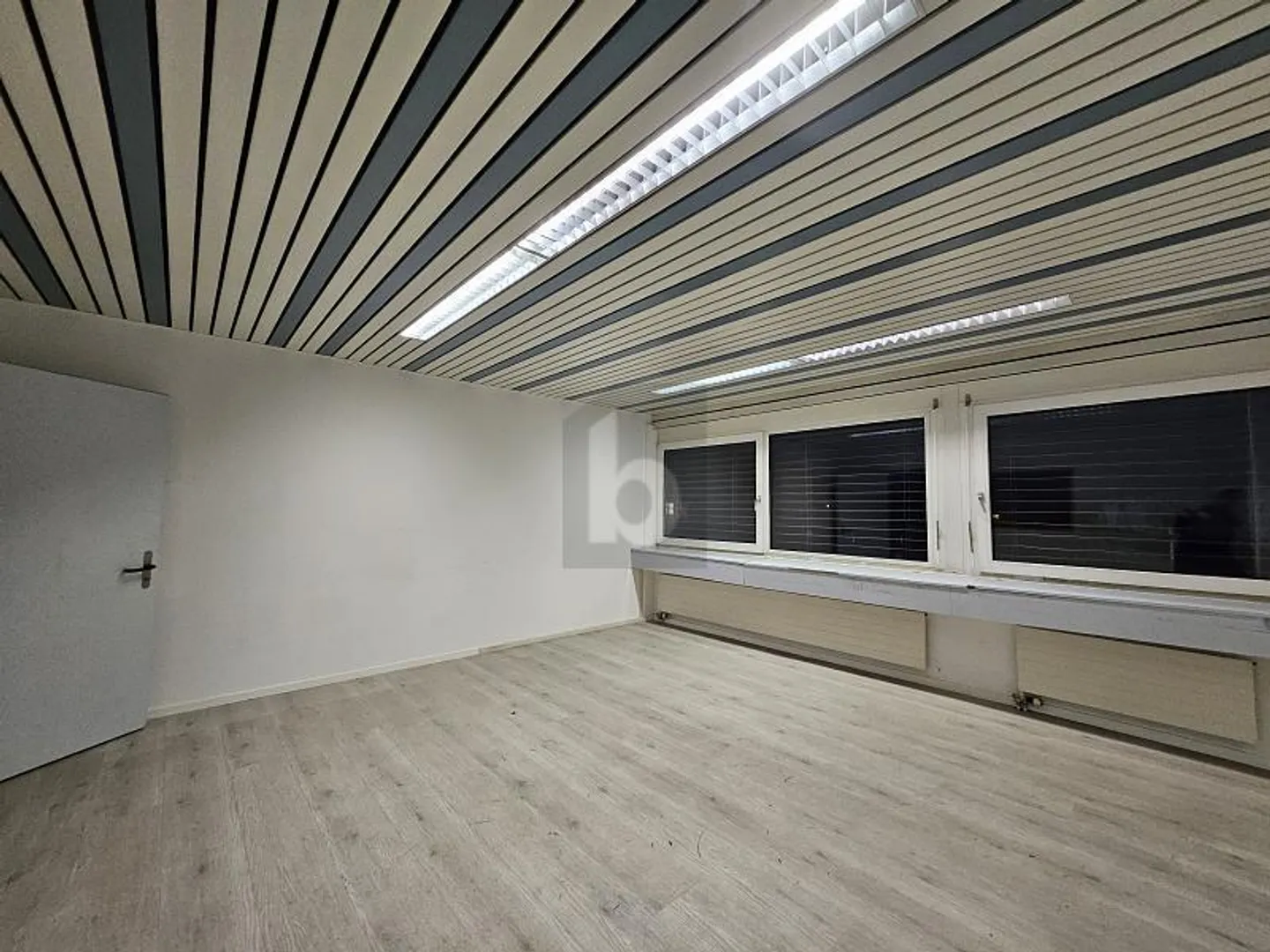 Renovierte Bürofläche mit Terrasse - Foto 2 von 6