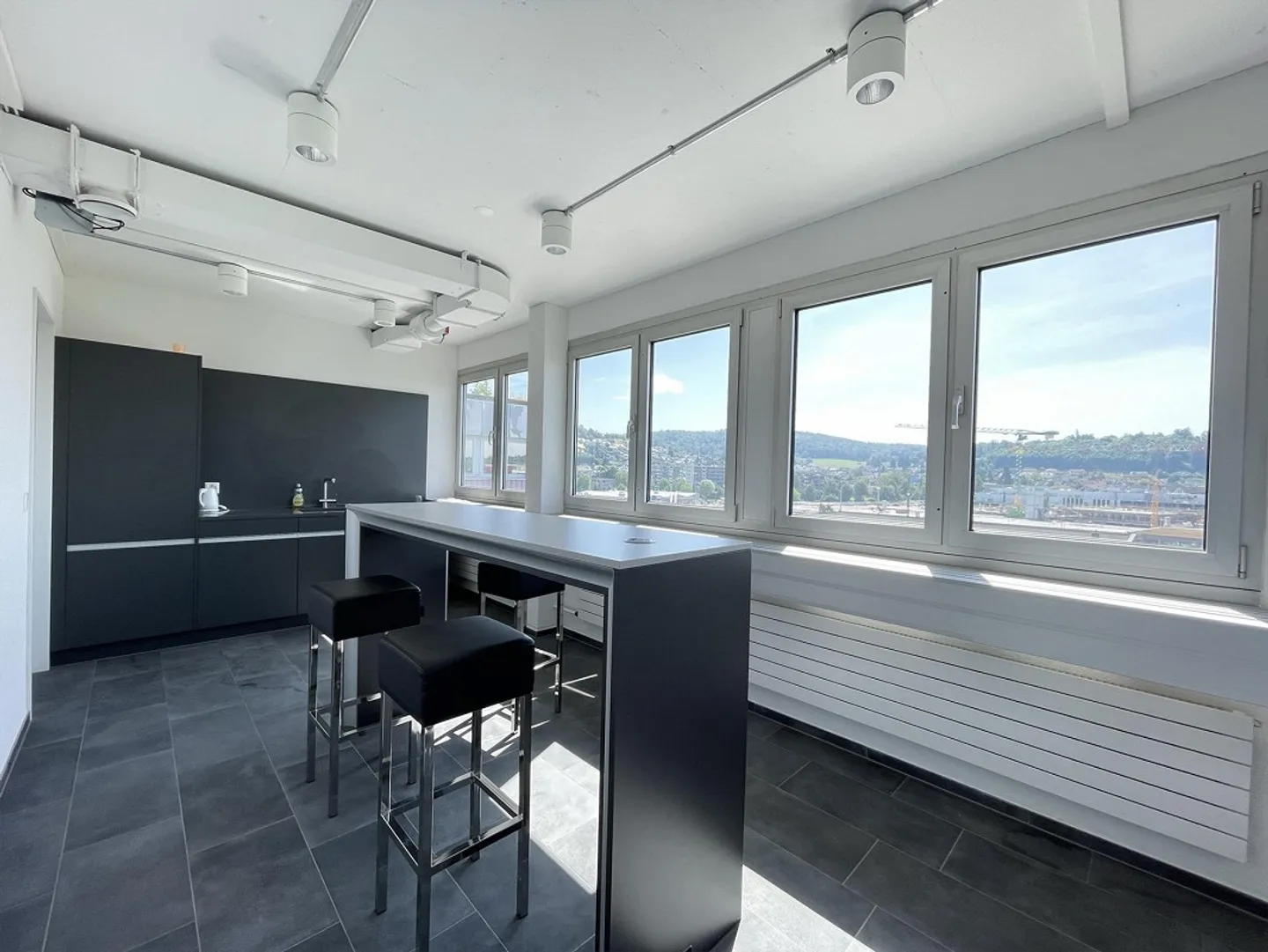 Bureaux récemment rénovés - Photo 7 sur 8