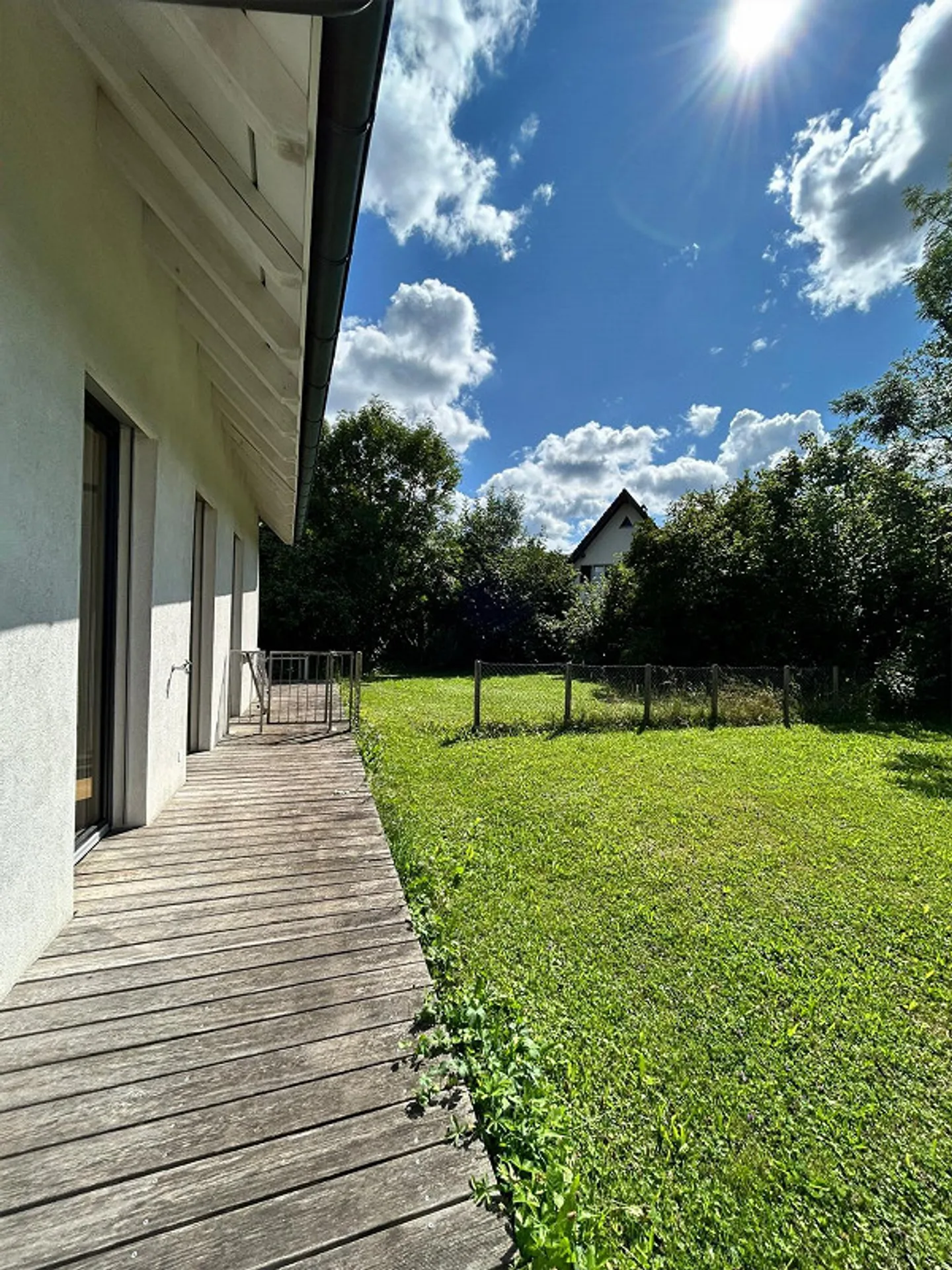 Charmante maison individuelle de 3,5 pièces avec grand jardin - Photo 3 sur 21