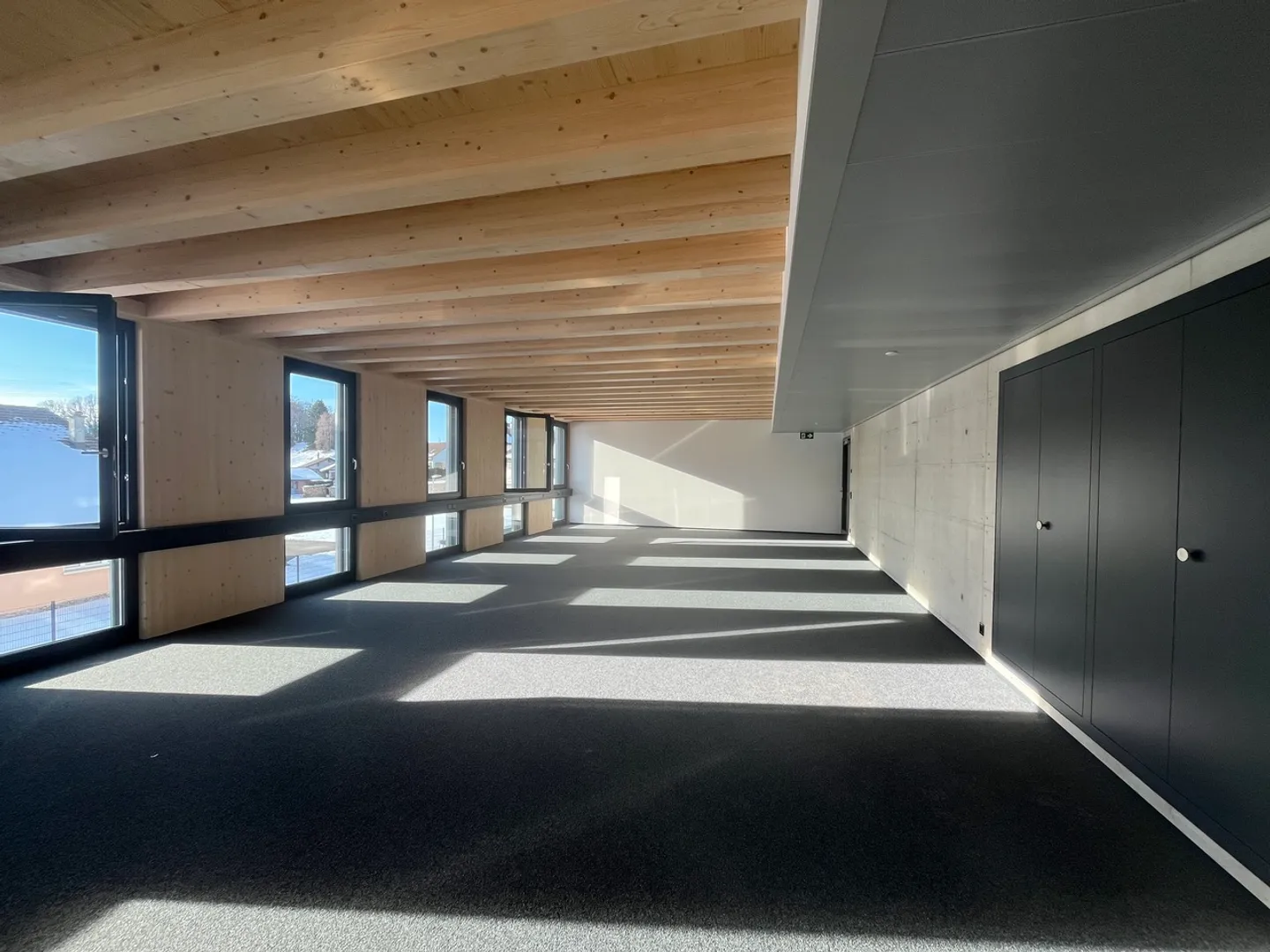 New mixed-use building: Only 2 lots available for rent! - Photo 4 of 6