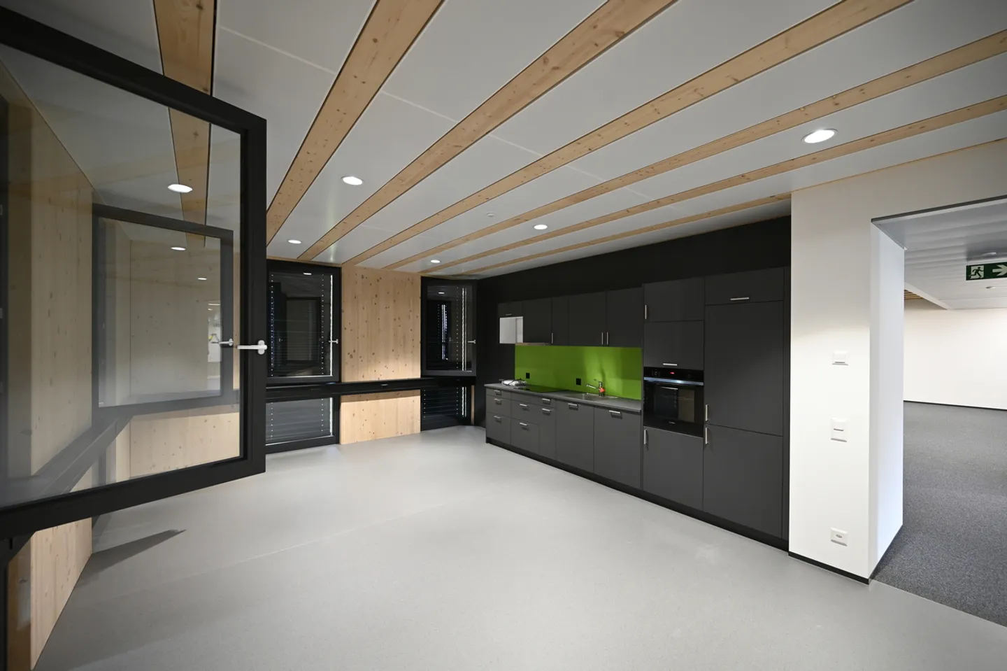 New mixed-use building: Only 2 lots available for rent! - Photo 5 of 6