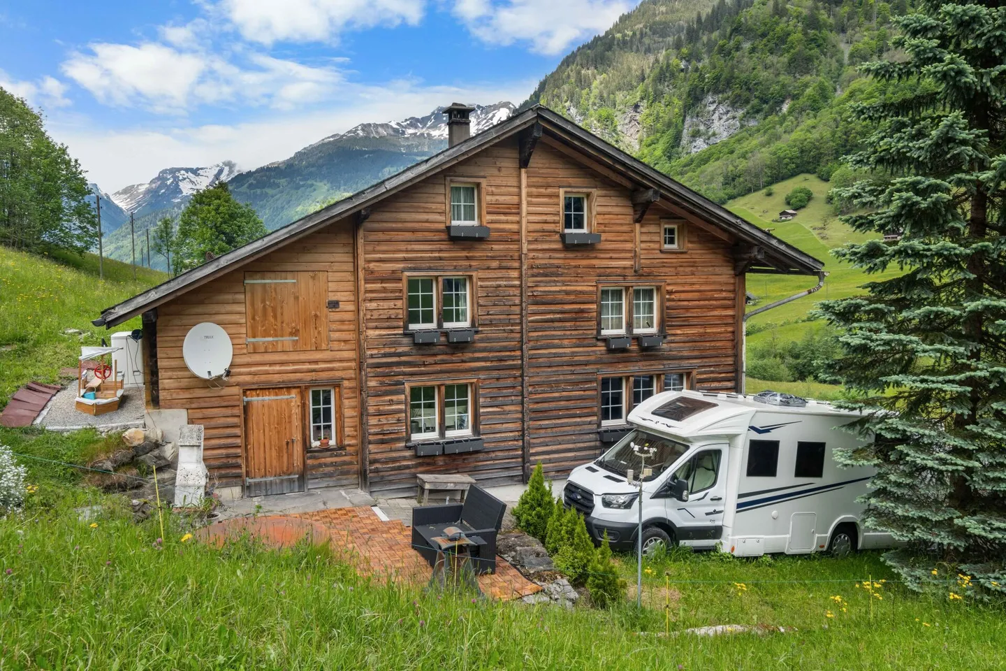 Grosses 8.5-Zimmer-Einfamilienhaus mit schönem Garten an sonniger Lage in Elm GL - Foto 1 von 25
