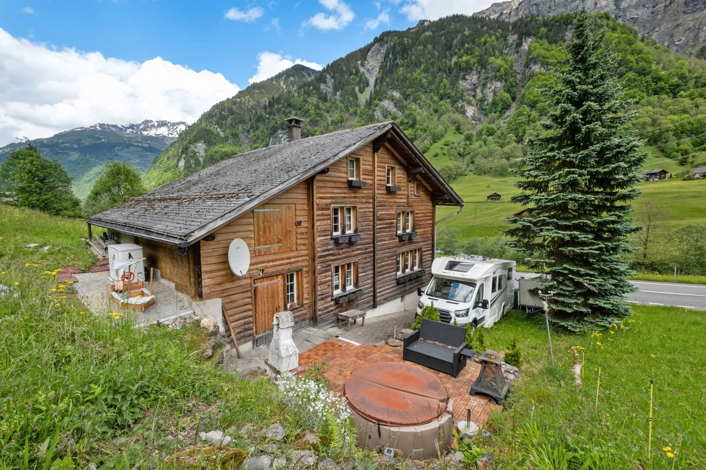 Grosses 8.5-Zimmer-Einfamilienhaus mit schönem Garten an sonniger Lage in Elm GL - Foto 2 von 25