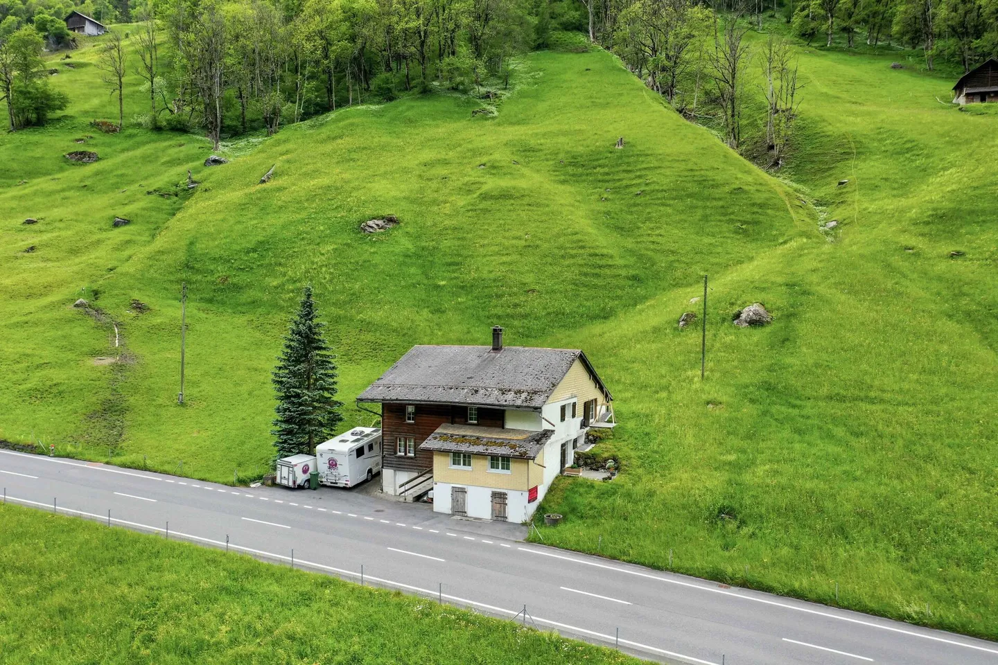 Grosses 8.5-Zimmer-Einfamilienhaus mit schönem Garten an sonniger Lage in Elm GL - Foto 3 von 25