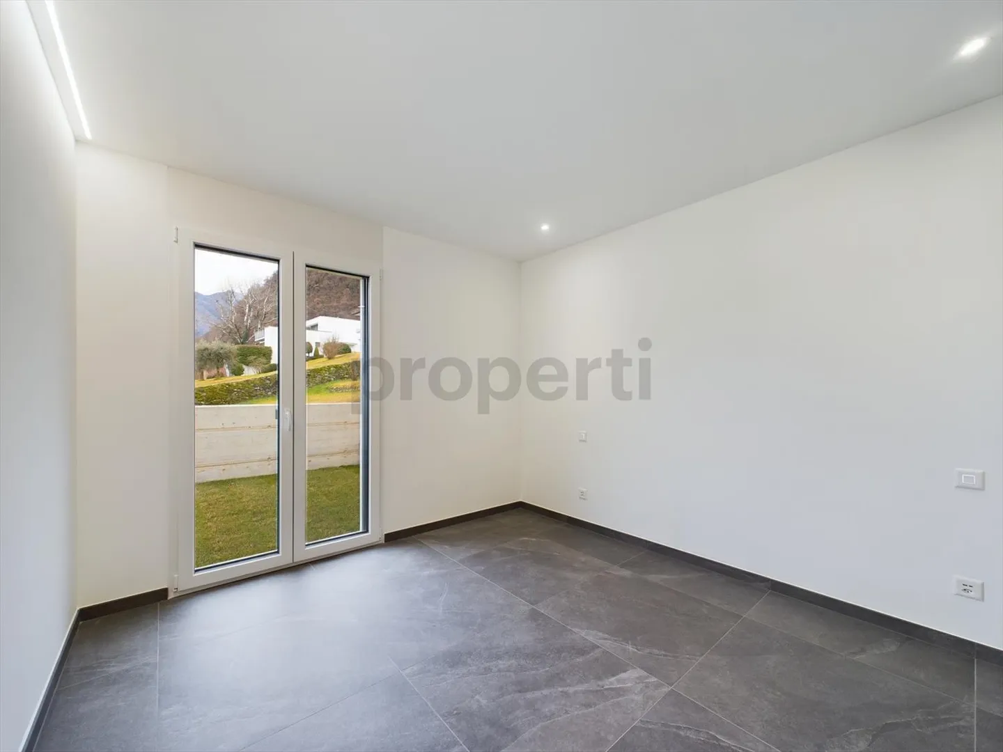 Helles 2,5-Zimmer-Appartement mit Garten in neuer Bauweise in Lumino - Foto 2 von 7