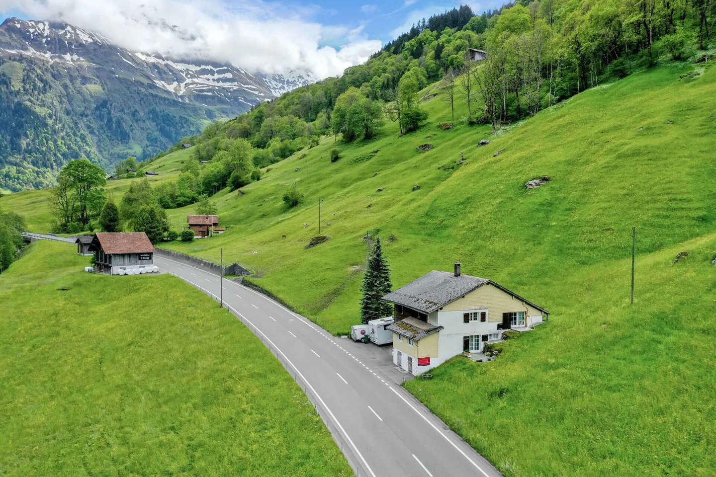 Grosses 8.5-Zimmer-Einfamilienhaus mit schönem Garten an sonniger Lage in Elm GL - Foto 4 von 25