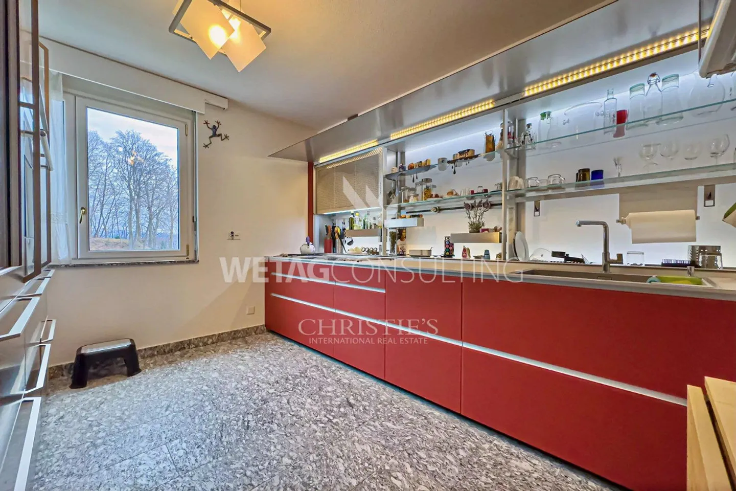 Elegant penthouse apartment with a view of Lake Lugano in Lugano-Carona for sale - Photo 5 of 12