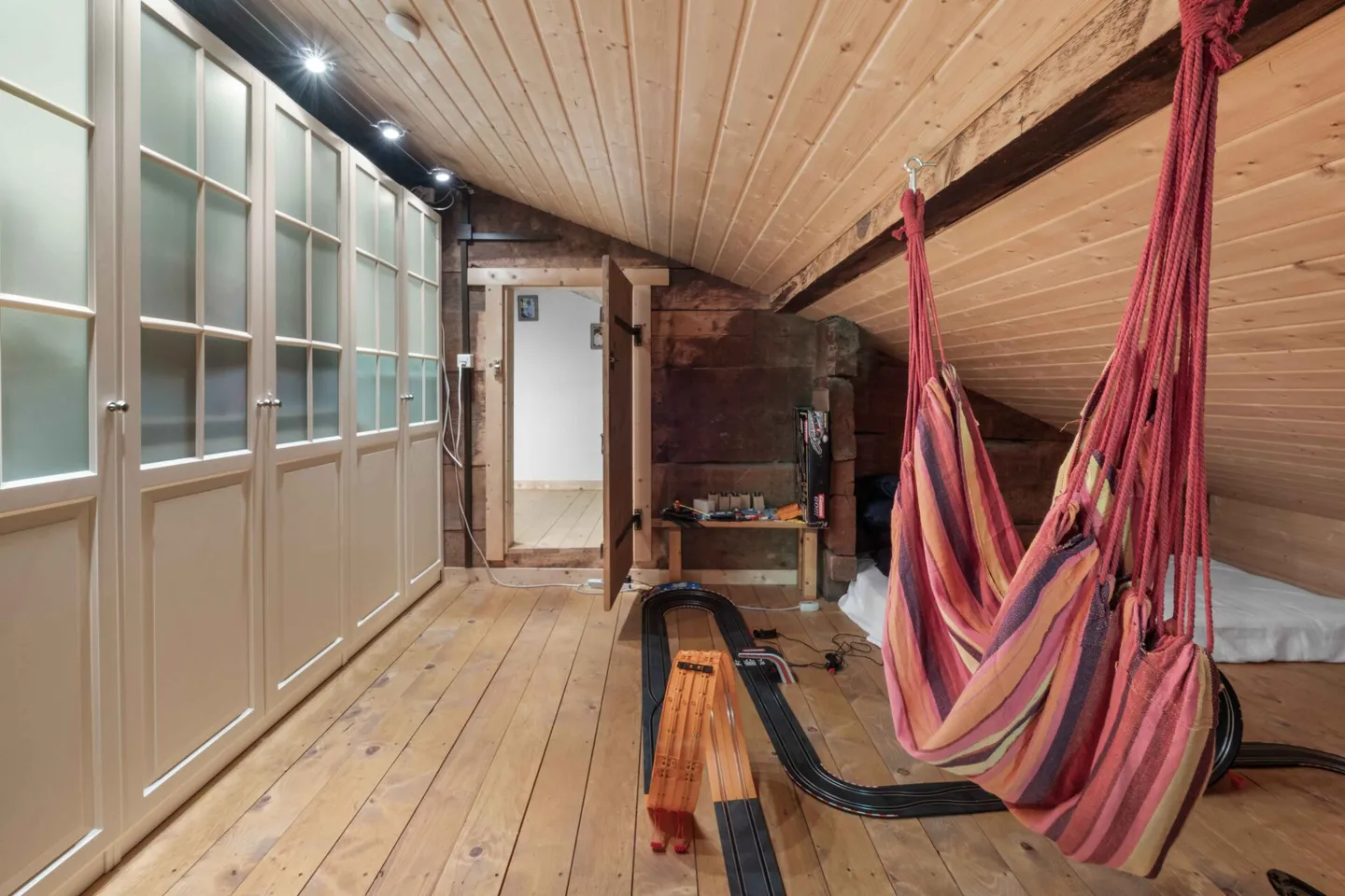 Grosses 8.5-Zimmer-Einfamilienhaus mit schönem Garten an sonniger Lage in Elm GL - Foto 13 von 25