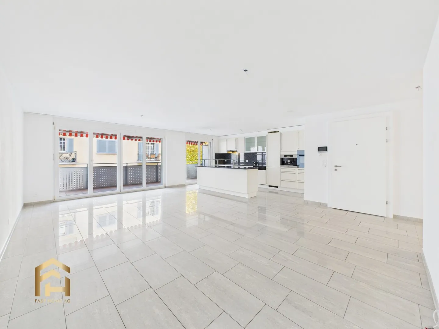 Appartamento elegante e luminoso di 5,5 stanze nel centro di Brig - Foto 3 di 13