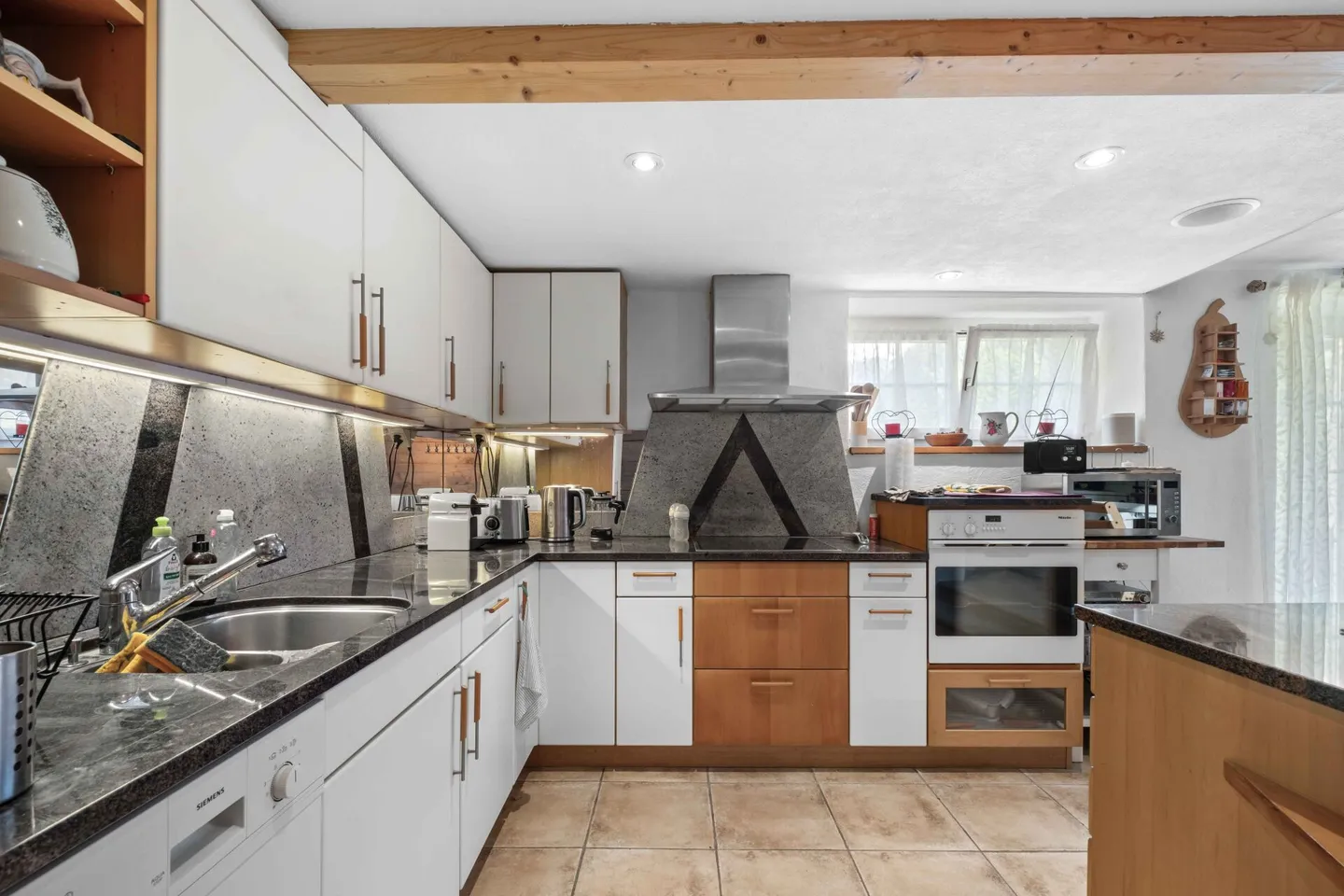 Grosses 8.5-Zimmer-Einfamilienhaus mit schönem Garten an sonniger Lage in Elm GL - Foto 16 von 25