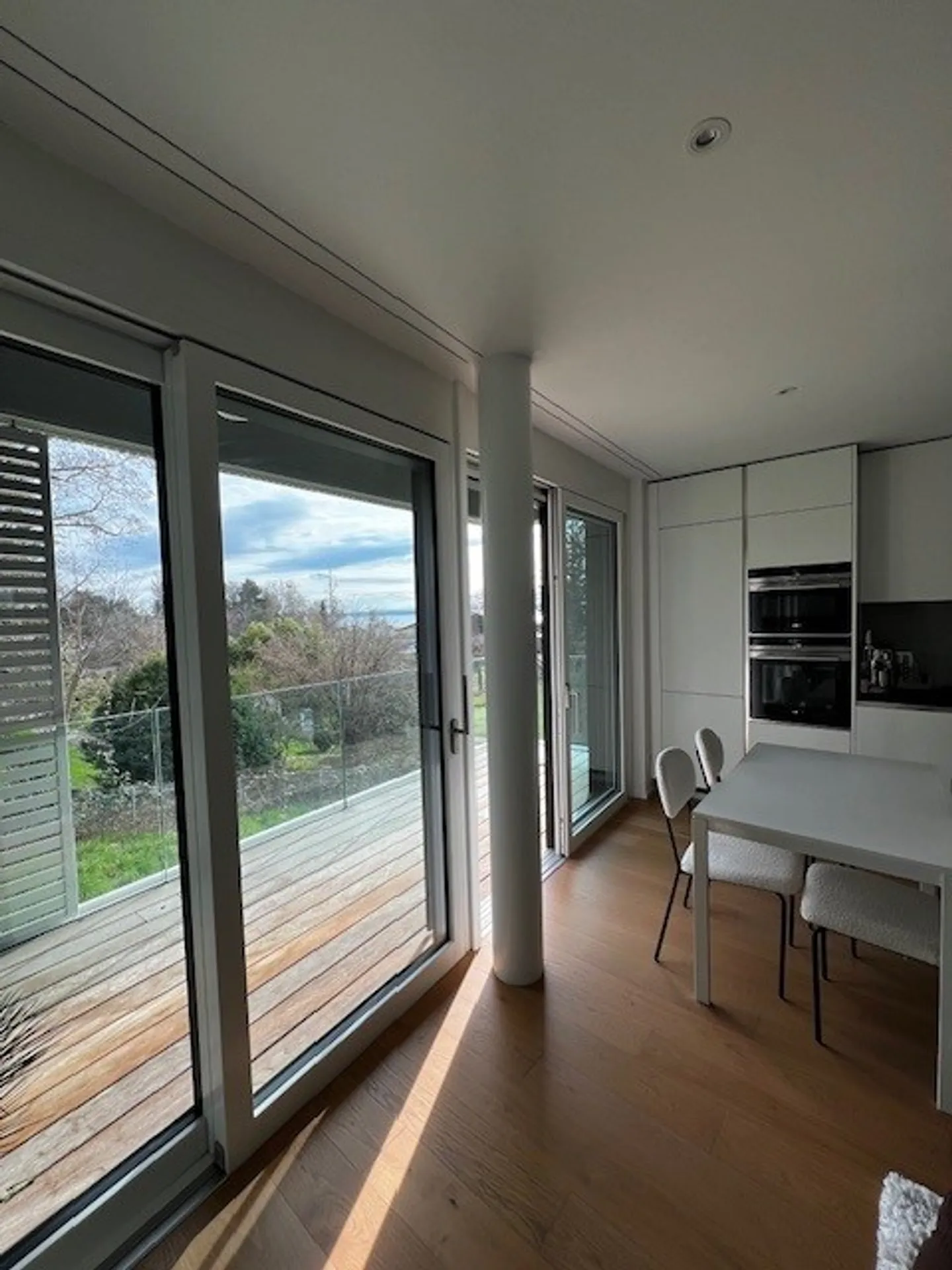 Appartement Moderne avec Vue sur le Lac - Photo 2 sur 2