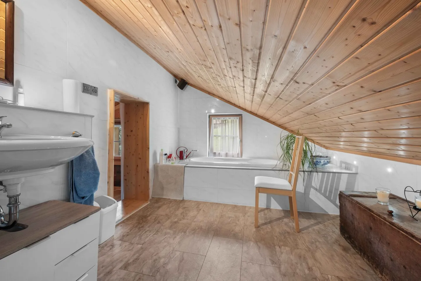 Grosses 8.5-Zimmer-Einfamilienhaus mit schönem Garten an sonniger Lage in Elm GL - Foto 19 von 25