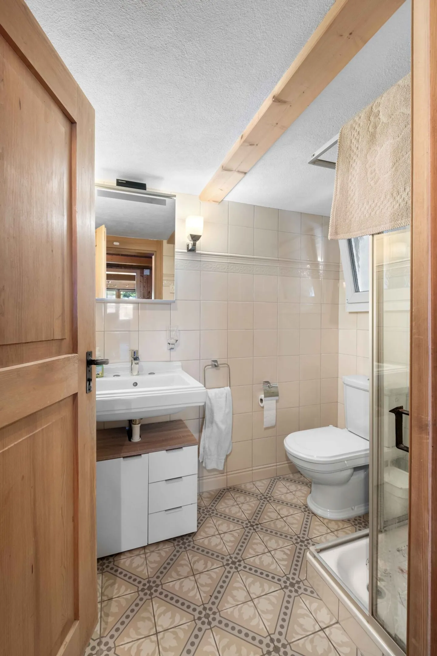 Grosses 8.5-Zimmer-Einfamilienhaus mit schönem Garten an sonniger Lage in Elm GL - Foto 20 von 25