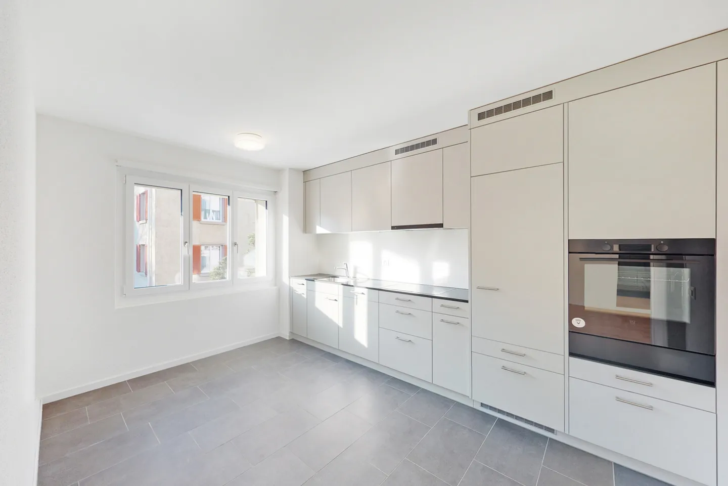 Modern apartment in a central residential area - Photo 2 of 6