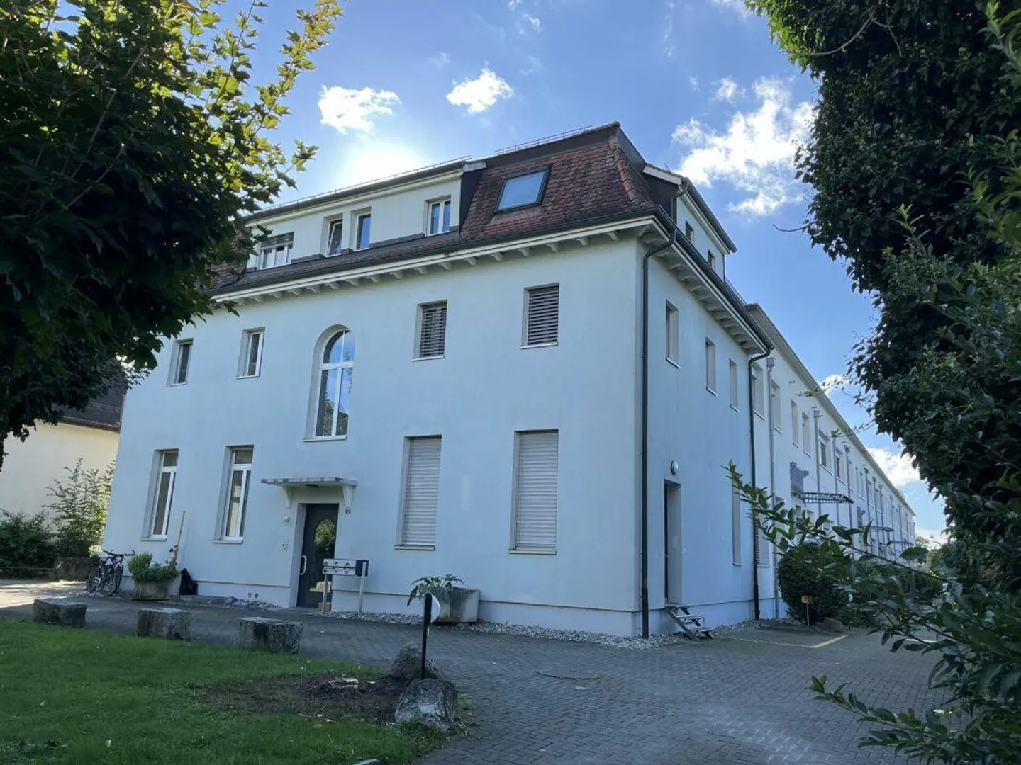Zwei Büros mit grossem Lagerraum im Erdgeschoss - Foto 1 von 12