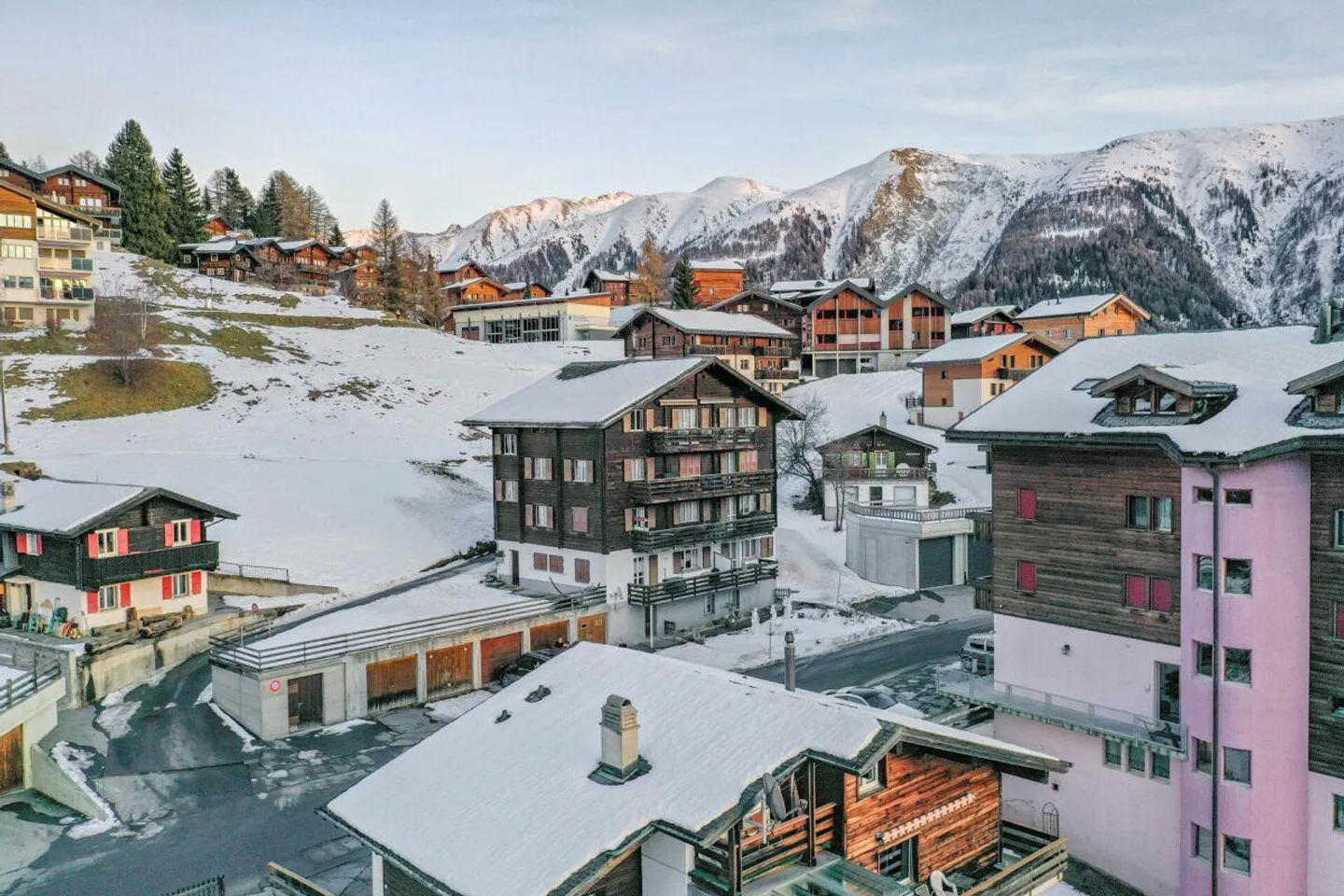Appartement sous les combles de 5,5 pièces à Bellwald - spacieux, calme, avec vue sur la montagne - Photo 1 sur 15