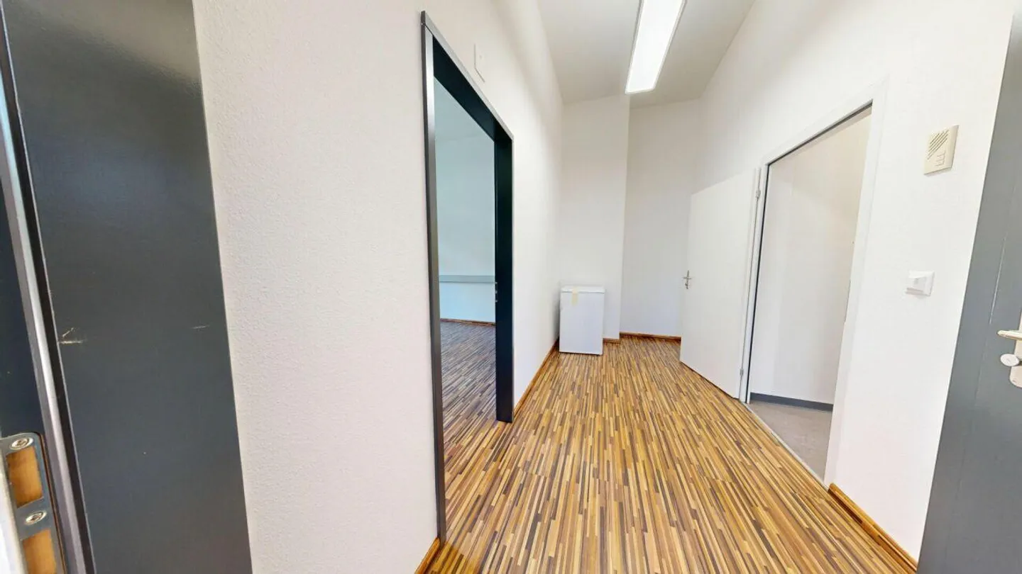Zwei Büros mit grossem Lagerraum im Erdgeschoss - Foto 3 von 12