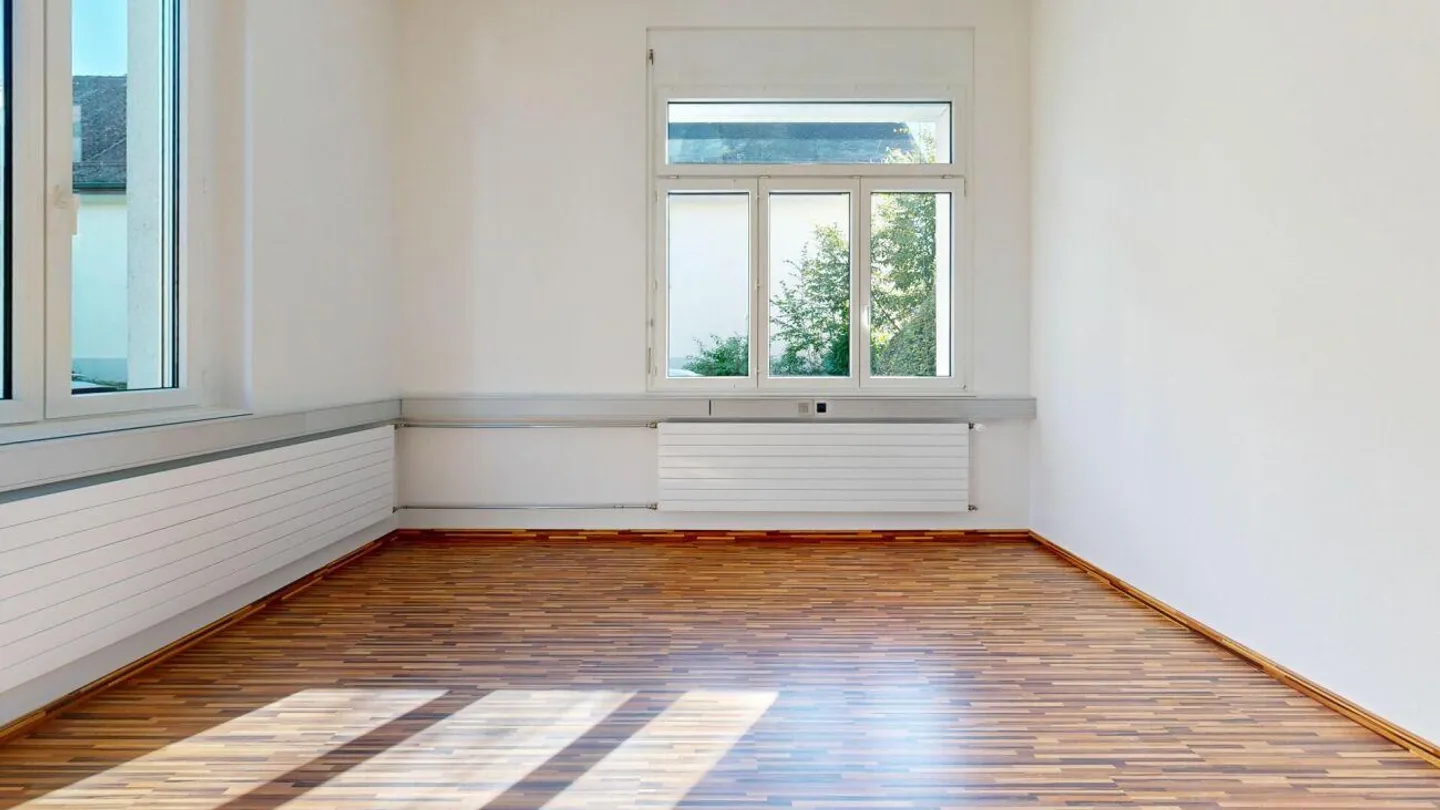 Zwei Büros mit grossem Lagerraum im Erdgeschoss - Foto 6 von 12
