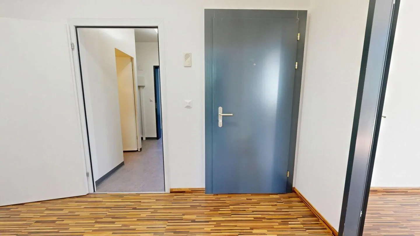 Zwei Büros mit grossem Lagerraum im Erdgeschoss - Foto 2 von 12