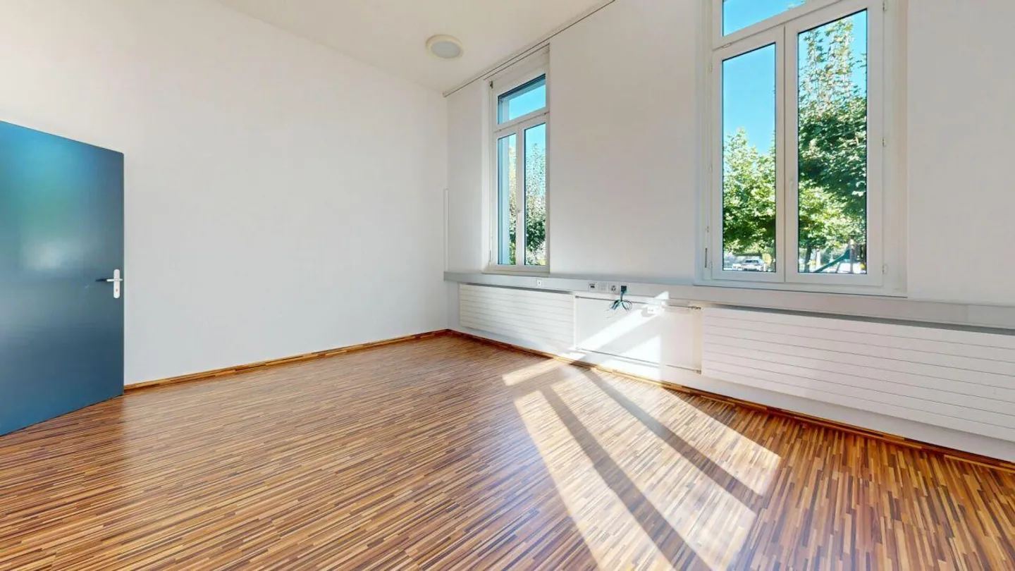 Zwei Büros mit grossem Lagerraum im Erdgeschoss - Foto 7 von 12