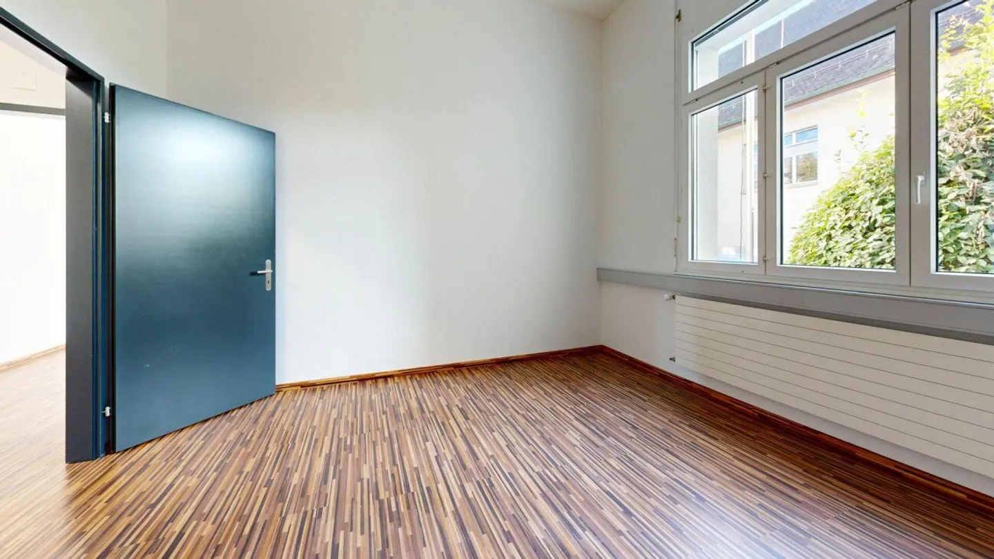 Zwei Büros mit grossem Lagerraum im Erdgeschoss - Foto 9 von 12